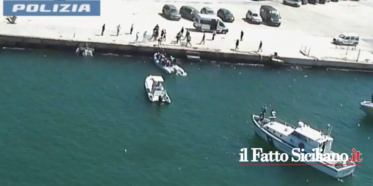 Arrestati due scafisti dalla Polizia di Stato di Trapani che a bordo di un gommone avevano anche un neonato di pochi mesi