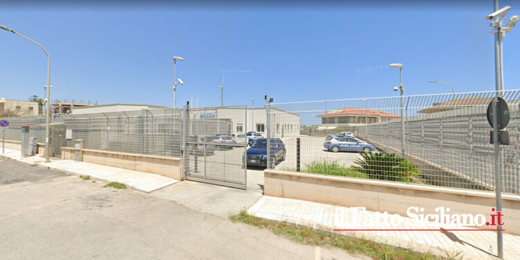 Il Questore di Siracusa ha emesso un daspo urbano ad una 38enne di Avola che, incontrata l’ex fidanzata, l’aveva aggredita con un coltello