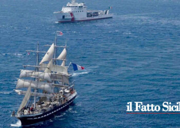 La fiaccola olimpica ha attraversato lo Stretto di Messina viaggiando verso Marsiglia e poi Parigi per le Olimpiadi 2024
