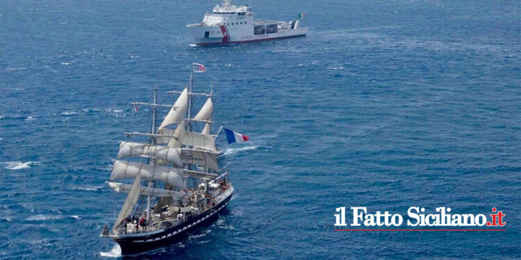 La fiaccola olimpica ha attraversato lo Stretto di Messina viaggiando verso Marsiglia e poi Parigi per le Olimpiadi 2024