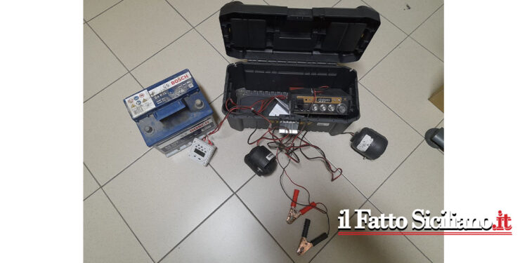 La Polizia Metropolitana di Messina ha sequestrato nei territori di Savoca e Sant’Alessio richiami acustici illegali per catturare volatili