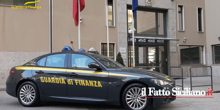 La GdF di Palermo ha sequestrato a un ambulante abusivo che occupava i marciapiedi 1.000 kg tra frutta e verdura