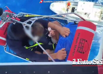 L’elicottero della Guardia Costiera di Catania e il battello della Capitaneria di Lipari hanno soccorso e trasportato il bambino al Policlinico di Messina