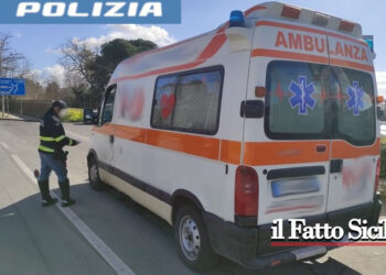 La Polizia Stradale di Caltagirone durante dei controlli ha fermato un’ambulanza che era senza autorizzazioni e trasportava un’anziana