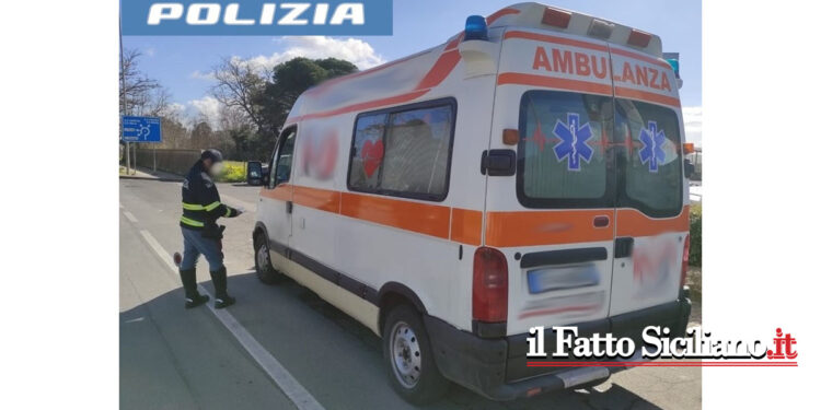 La Polizia Stradale di Caltagirone durante dei controlli ha fermato un’ambulanza che era senza autorizzazioni e trasportava un’anziana