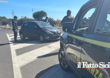 La GdF di Catania ha intercettato un catanese che sfuggendo all’Alt ha finito la sua corsa contro un muro: nascondeva in auto una 357 Magmum