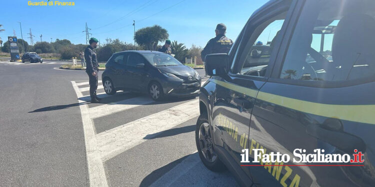 La GdF di Catania ha intercettato un catanese che sfuggendo all’Alt ha finito la sua corsa contro un muro: nascondeva in auto una 357 Magmum