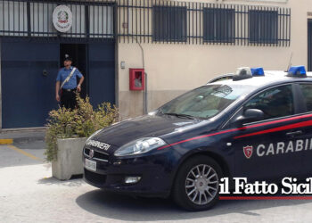 Lei vuole interrompere la relazione e mettersi con un altro, anche lui al tavolo conviviale: l’ex li aggredisce e li insegue