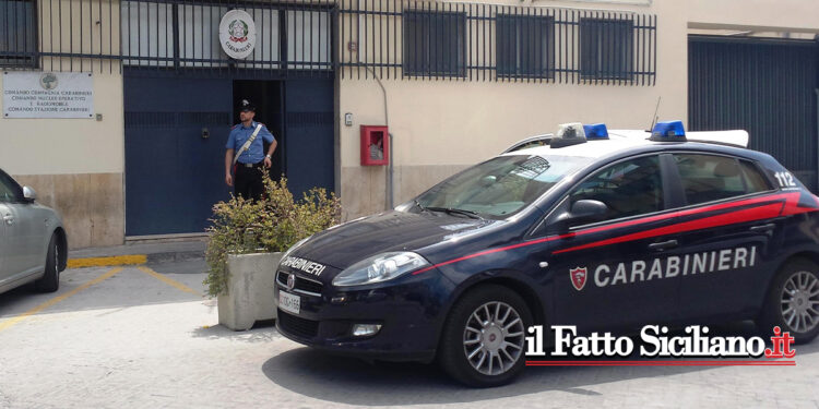 Lei vuole interrompere la relazione e mettersi con un altro, anche lui al tavolo conviviale: l’ex li aggredisce e li insegue
