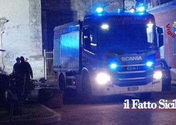 A Vittoria un 29enne tunisino dopo una lite ha dato fuoco alla casa, morta la madre e la sorella, gravi il padre e un'altra sorella. Nella tarda serata di ieri l'uomo è stato tradotto in carcere