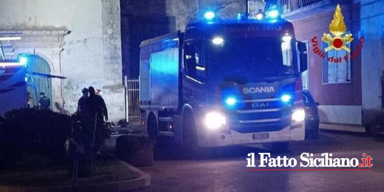 A Vittoria un 29enne tunisino dopo una lite ha dato fuoco alla casa, morta la madre e la sorella, gravi il padre e un'altra sorella. Nella tarda serata di ieri l'uomo è stato tradotto in carcere