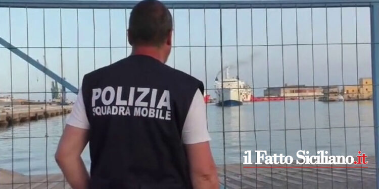 Tradotti in carcere dalla Polizia di Stato di Agrigento due scafisti egiziani cui uno minore che minacciava i migranti con un coltello a serramanico