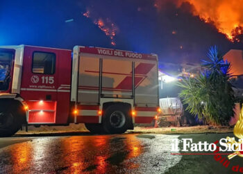 Un intenso incendio è in corso da oggi pomeriggio nella provincia tirrenica messinese tra le frazioni di Acqualadrone e Spartà