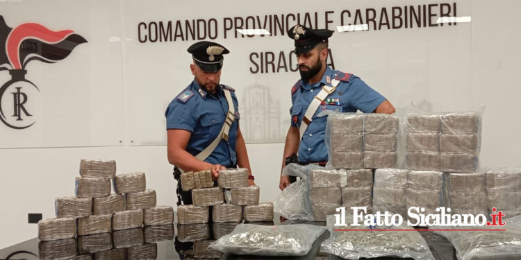 I CC di Siracusa hanno effettuato un importante sequestro di 41,5 chili di droga a Solarino e Floridia. Arrestati tre uomini e una donna