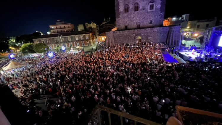 Adrano. In migliaia per Orietta Berti