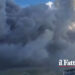 Sull’Isola di Stromboli dopo l’emissione intensa di lava e cenere, da ieri sera la Protezione Civile ha alzato l’allerta da arancione a rossa