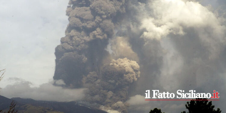 Ieri l’Etna ha eruttato dal cratere ‘Voragine’. Sulle zone etnee e orientali si è riversata parecchia cenere. Comunicato dell’aeroporto