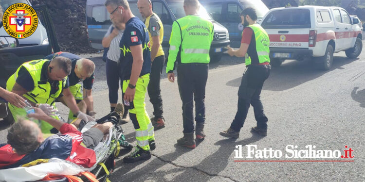 Il Cnsas-Sicilia e il Sagf della GdF hanno soccorso un turista marchigiano infortunatosi nella zona dei crateri sommitali dell’Etna