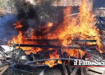 Sicilia. Ammassa rifiuti e li brucia nella vasca da bagno