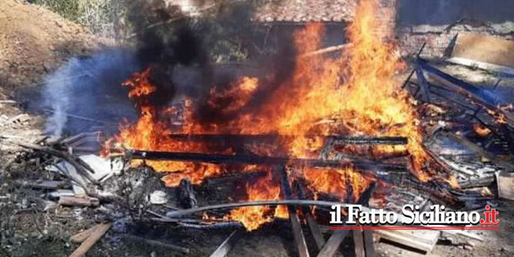 Sicilia. Ammassa rifiuti e li brucia nella vasca da bagno