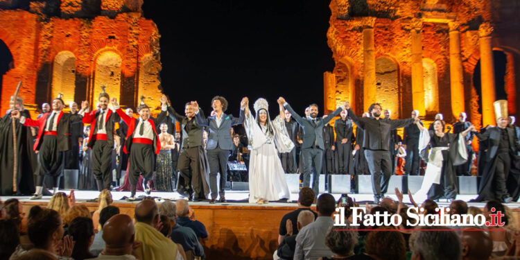 Al Teatro Antico di Taormina, la "Turandot" ha preso vita in una cornice suggestiva che ha esaltato ogni aspetto dell'opera. Grazie a un cast di livello internazionale e a una direzione musicale impeccabile, lo spettacolo ha saputo conquistare il pubblico, regalando una serata di pura magia e intensità emotiva