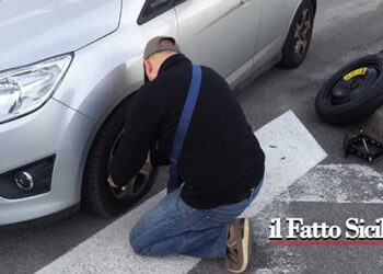 Catania. Ladro maldestro tenta di rubare una ruota ma la mano resta bloccata sotto l’auto