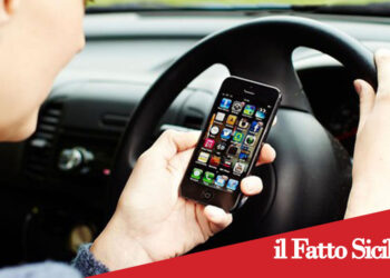 Catania. Alla guida con il cellullare. Ritirate 10 patenti