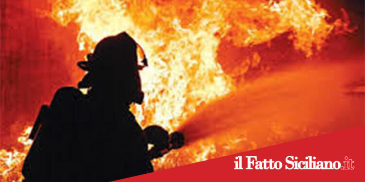 Prov. Catania. Donna si dà fuoco in auto