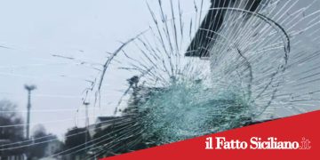 Siracusa. Gli sequestrano l’auto e l’uomo colpisce con una lastra di marmo l’auto della polizia