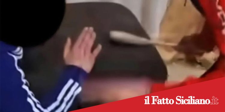 Catania. Picchia il figlio con un cucchiaio di legno e il video viene pubblicato su Tik Tok