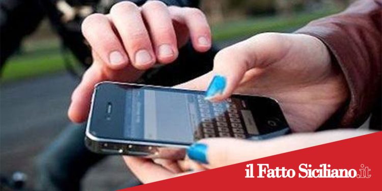 Catania. Rubano cellulare a turista spagnola. Due arresti