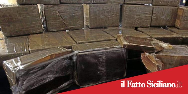 Sicilia. Viaggiava con 100 panetti di droga