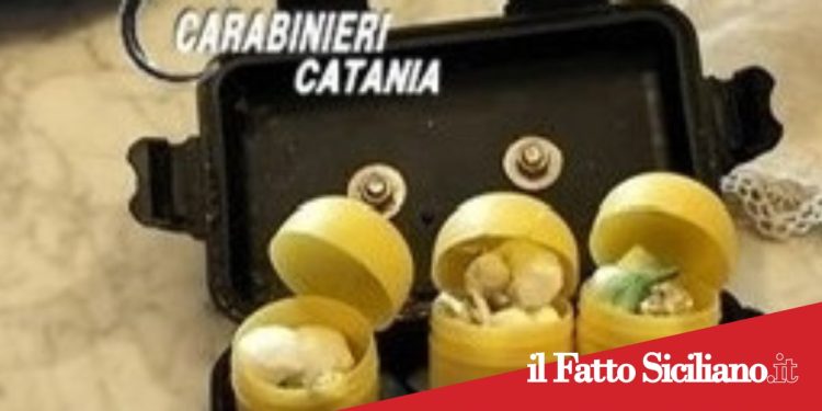 Paternò, tenta di disfarsi della droga e la lancia dal balcone: arrestato