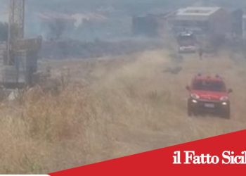 Paternò, vasto incendio a Scala vecchia: si teme il dolo