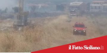 Paternò, vasto incendio a Scala vecchia: si teme il dolo