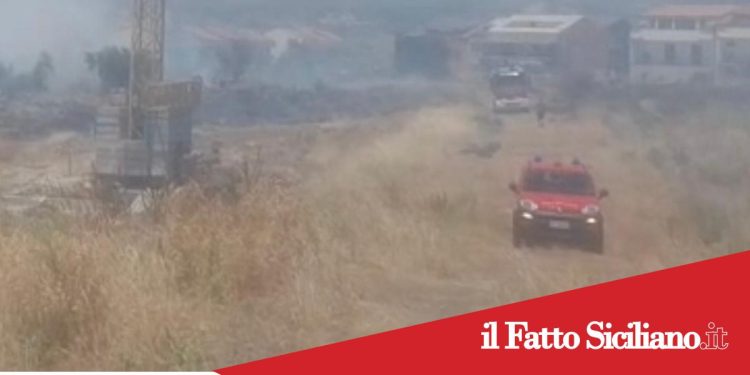 Paternò, vasto incendio a Scala vecchia: si teme il dolo