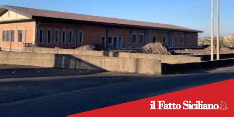 Santa Maria di Licodia. Doppio raid nelle scuole: furto di dispositivi informatici e atti vandalici