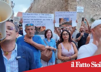 Sciacca. In centinaia a chiedere giustizia per i quattro cuccioli morti sotto il sole