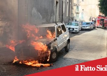 Paternò. Auto in fiamme in zona Santa Barbara