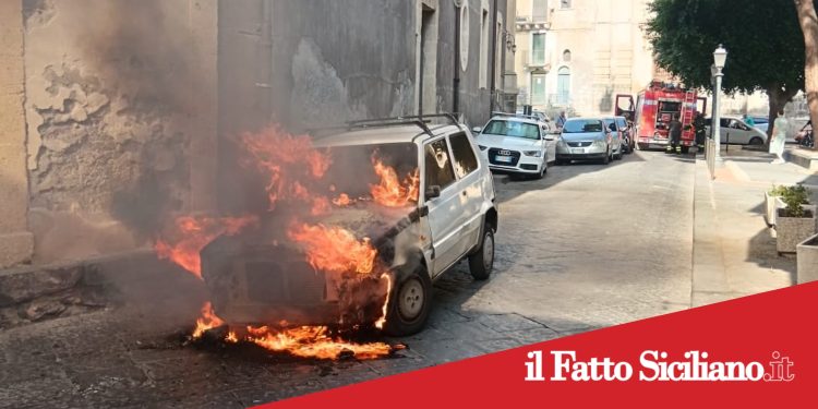 Paternò. Auto in fiamme in zona Santa Barbara