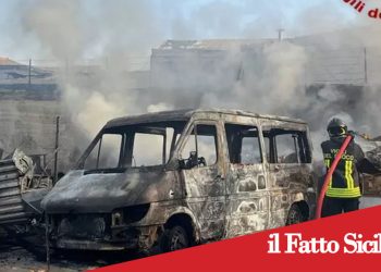 Catania. In fiamme baracche e mezzi vicino al Faro Biscari
