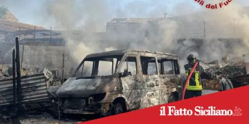 Catania. In fiamme baracche e mezzi vicino al Faro Biscari