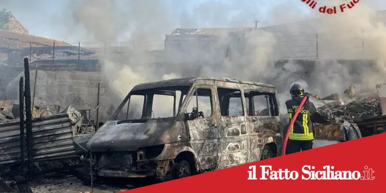Catania. In fiamme baracche e mezzi vicino al Faro Biscari