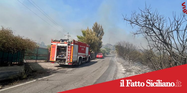 Emergenza incendi: 39 interventi dei Vigili del Fuoco in dieci ore a Catania e provincia
