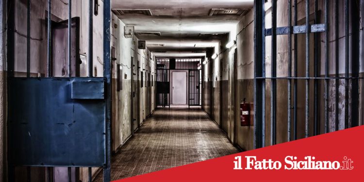 Carcere di Catania, scontri tra gruppi rivali: sequestrasti 15 cellulari