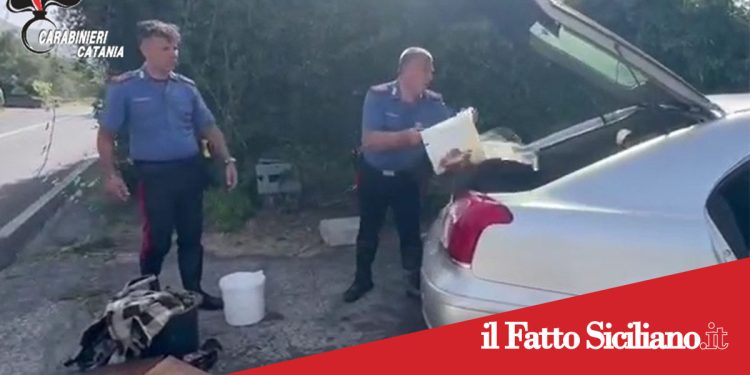 Randazzo. Lascia l’auto in strada e prende fuoco