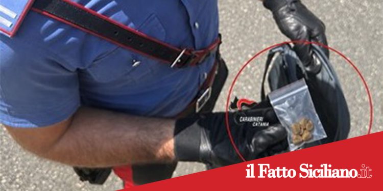 Aci Sant’Antonio. Padre e figlio tenevano crack nel borsello e marijuana nascosta in casa