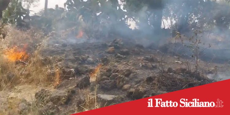 Belpasso – Ragalna. Fiamme e fumo sulla Provinciale
