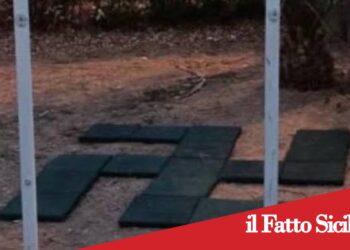 Militello,  gesto oltraggioso nella villa comunale: riprodotta una svastica