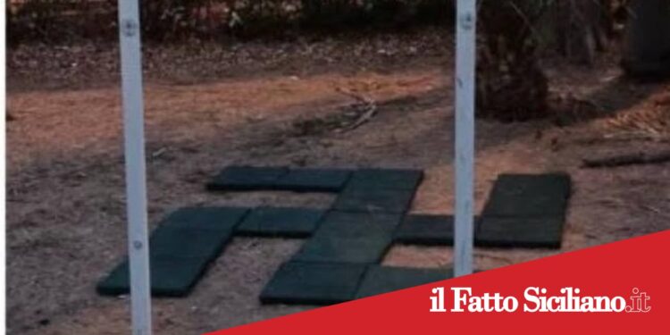 Militello, gesto oltraggioso nella villa comunale: riprodotta una svastica